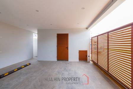 New luxury 3 bed pool villa close to town