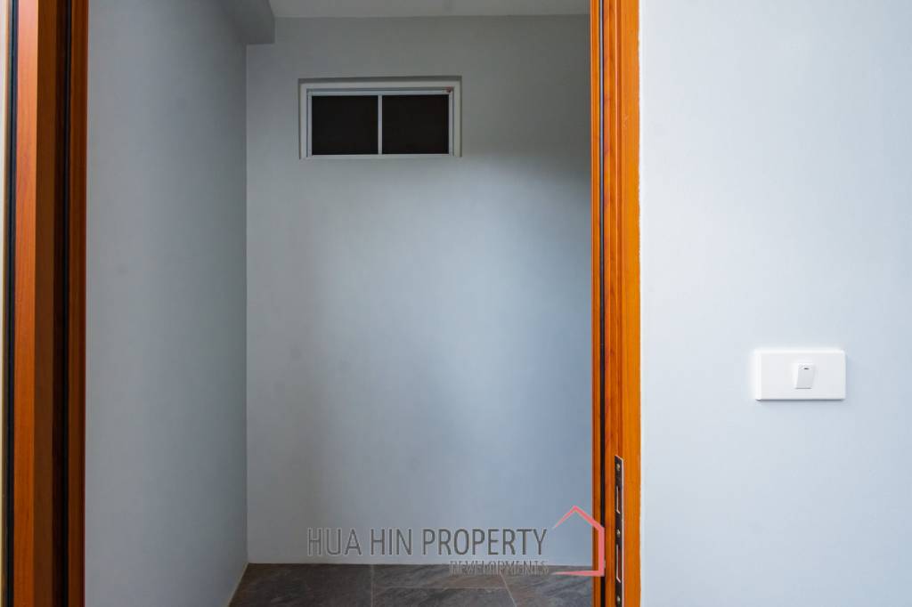 New luxury 3 bed pool villa close to town