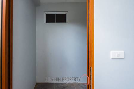 New luxury 3 bed pool villa close to town