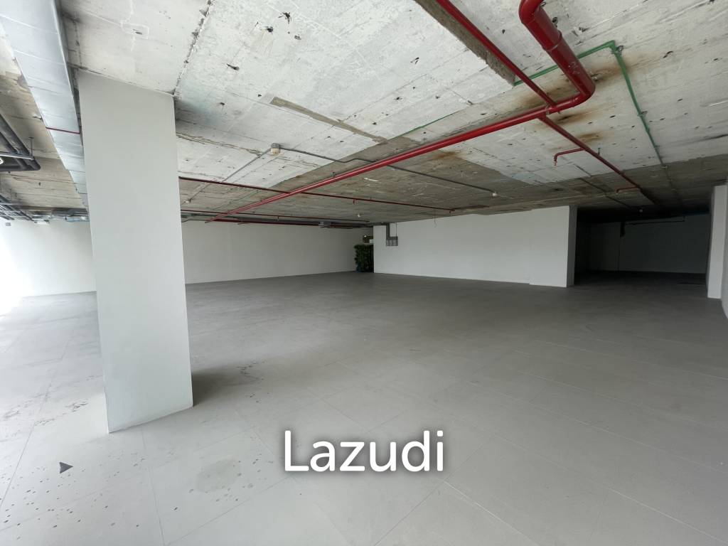 Ultra Luxury Retail Space in Khlong Tan Nuea