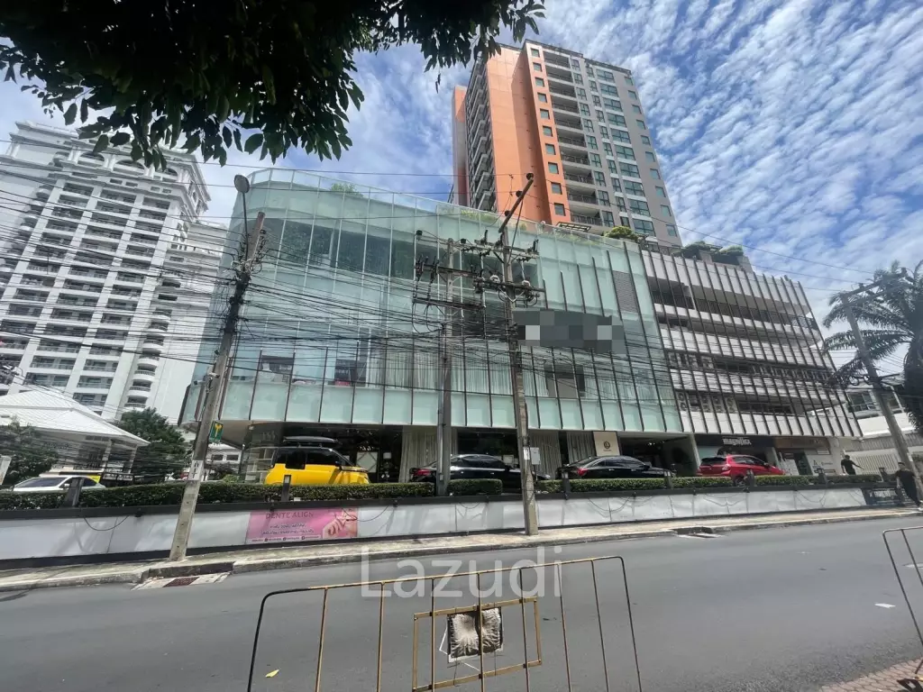 Ultra Luxury Retail Space in Khlong Tan Nuea