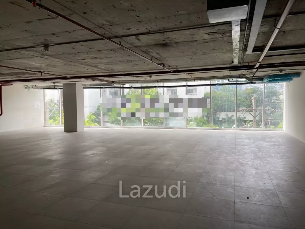 Ultra Luxury Retail Space in Khlong Tan Nuea