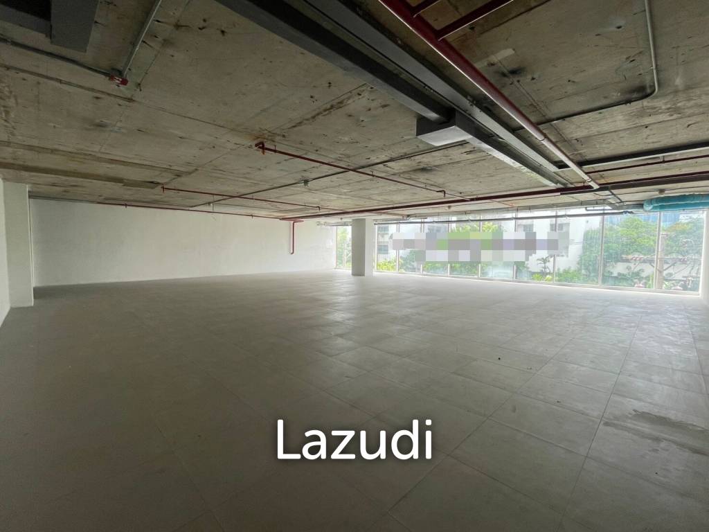 Ultra Luxury Retail Space in Khlong Tan Nuea