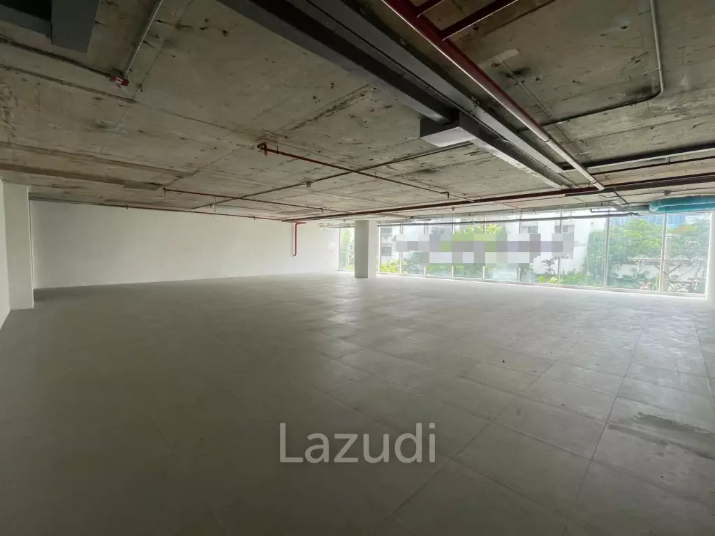 Ultra Luxury Retail Space in Khlong Tan Nuea