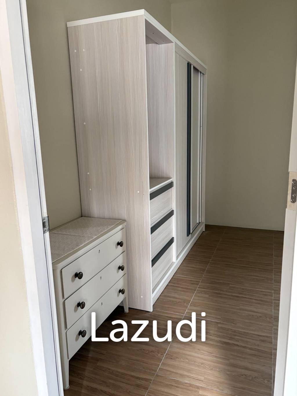 บ้าน 4 หลังพร้อมสระว่ายน้ำและศาลาเอนกประสงค์ที่ห้วยปลากั้ง