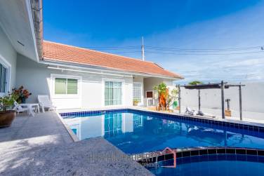 SMART HOUSE VILLAGE 2 : beautiful 3 bed pool villa with sauna and large garden