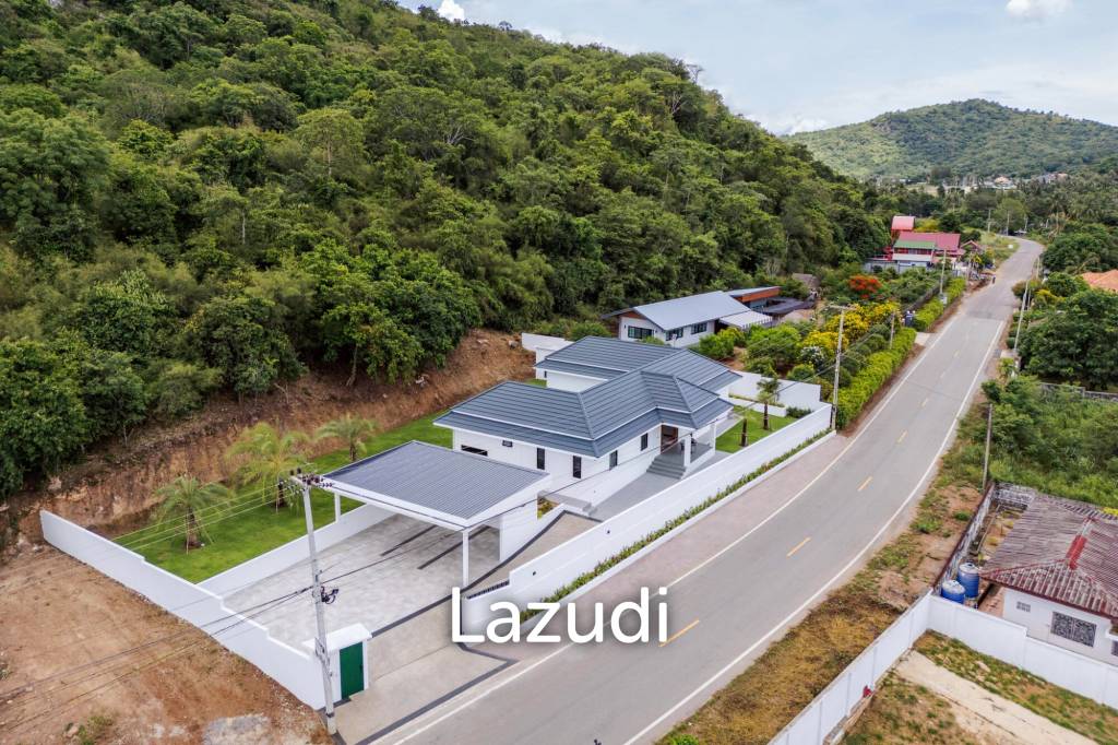 Luxury Modern Single-storey villa with Mountain views near Banyan golf course