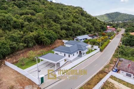 Luxury Modern Single-storey villa with Mountain views near Banyan golf course