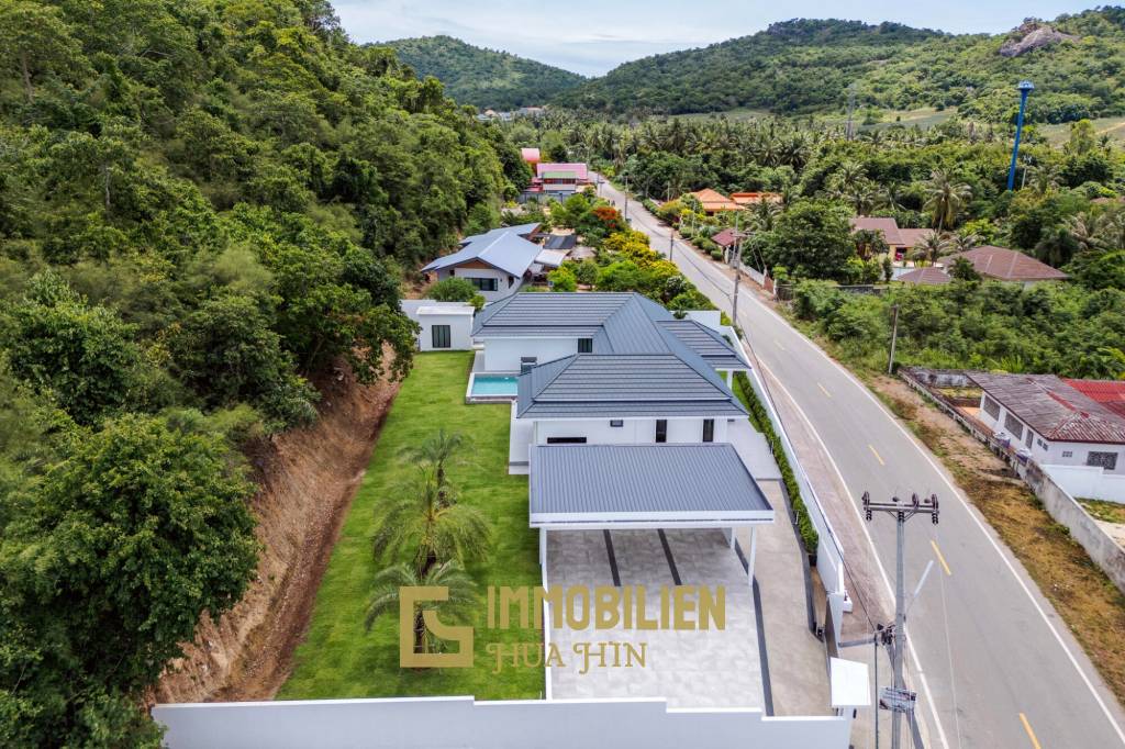 Luxury Modern Single-storey villa with Mountain views near Banyan golf course