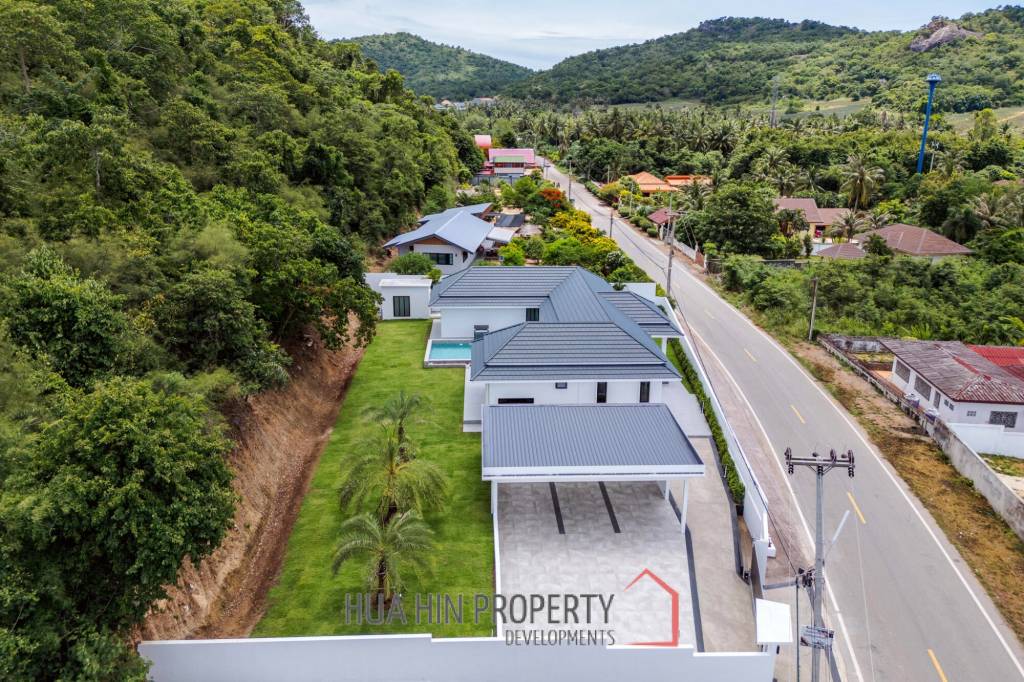 Luxury Modern Single-storey villa with Mountain views near Banyan golf course