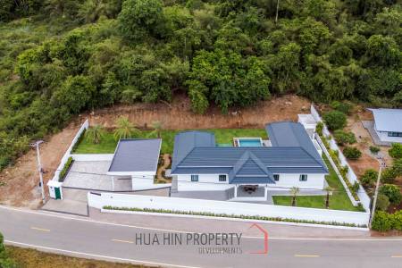 Luxury Modern Single-storey villa with Mountain views near Banyan golf course