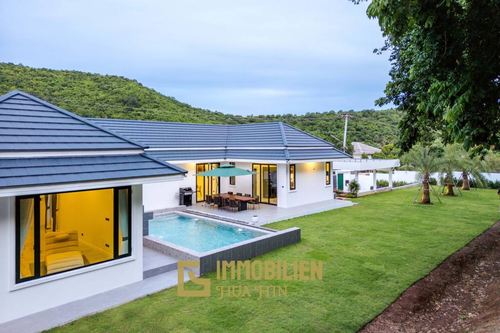 Luxury Modern Single-storey villa with Mountain views near Banyan golf course