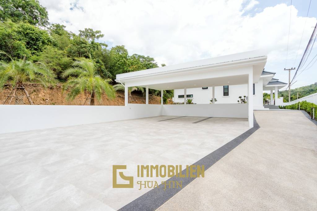 Luxury Modern Single-storey villa with Mountain views near Banyan golf course