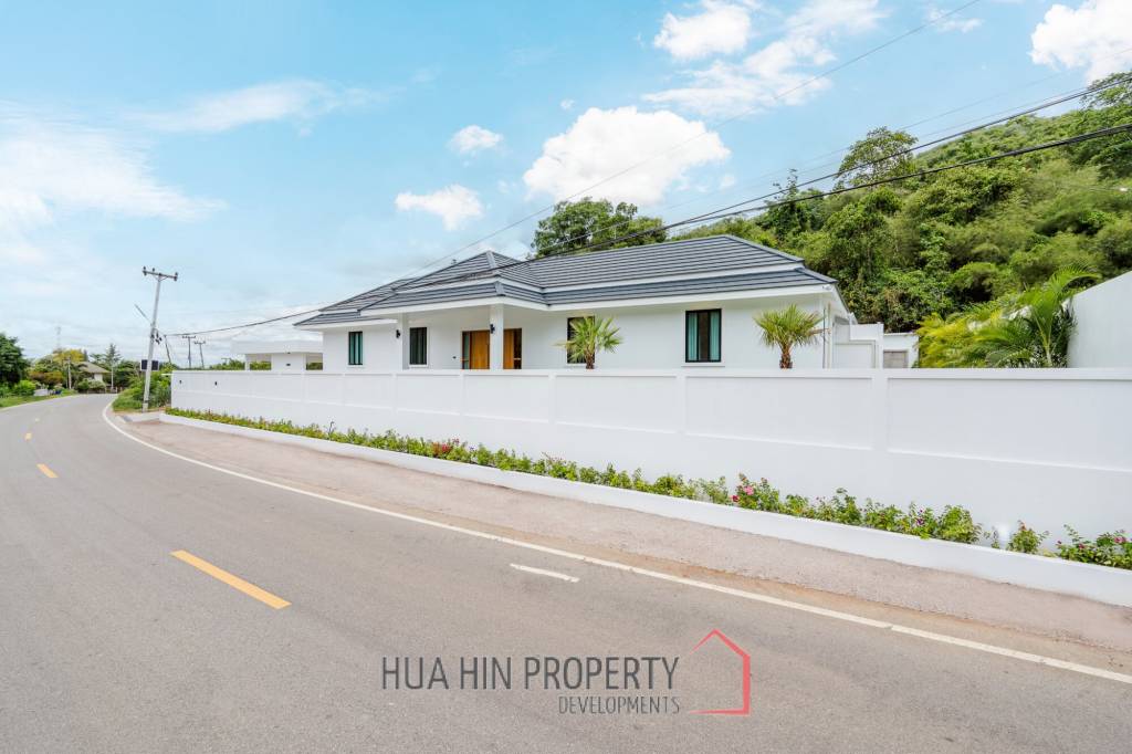 Luxury Modern Single-storey villa with Mountain views near Banyan golf course