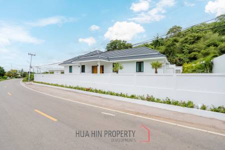 Luxury Modern Single-storey villa with Mountain views near Banyan golf course