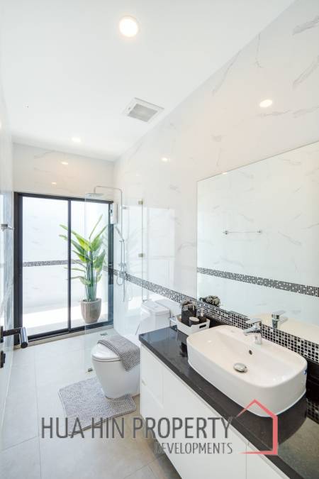 Luxury Modern Single-storey villa with Mountain views near Banyan golf course