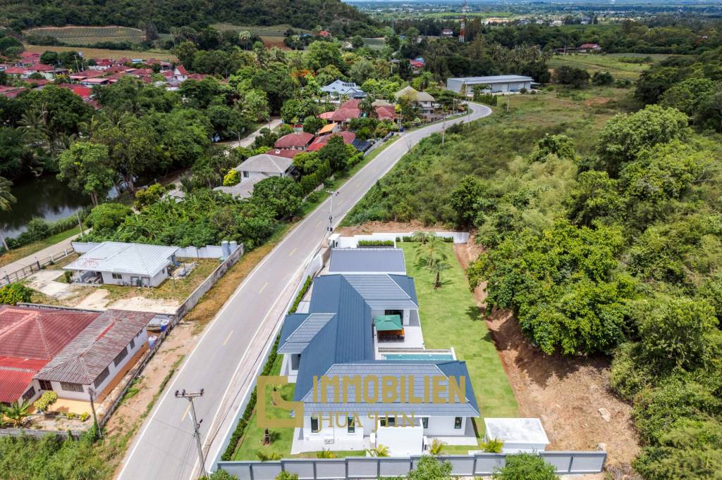 Luxury Modern Single-storey villa with Mountain views near Banyan golf course