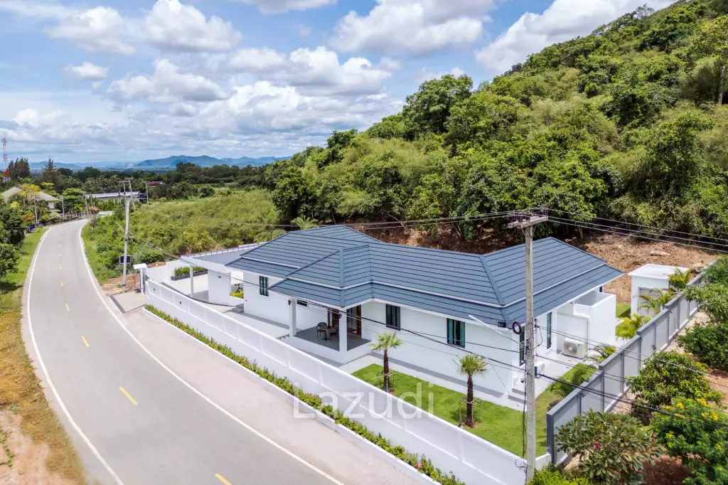 Luxury Modern Single-storey villa with Mountain views near Banyan golf course