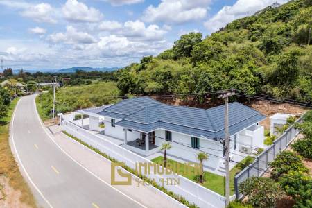 Luxury Modern Single-storey villa with Mountain views near Banyan golf course