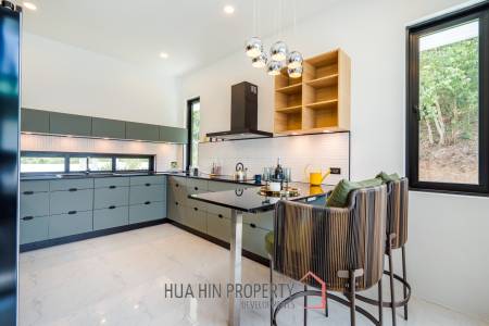 Luxury Modern Single-storey villa with Mountain views near Banyan golf course