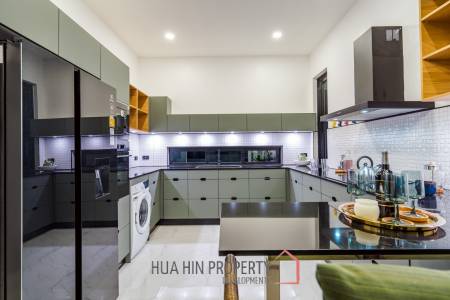 Luxury Modern Single-storey villa with Mountain views near Banyan golf course