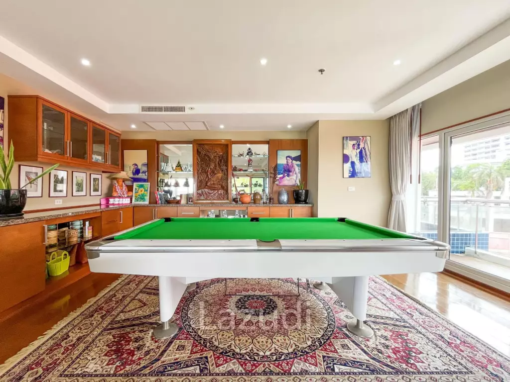 2 Beds 4 Baths 253.35 SQ.M. Baan Haad U Thong