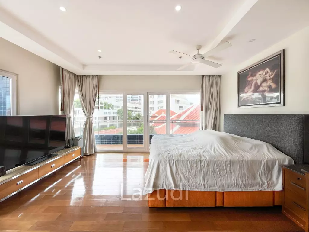 2 Beds 4 Baths 253.35 SQ.M. Baan Haad U Thong