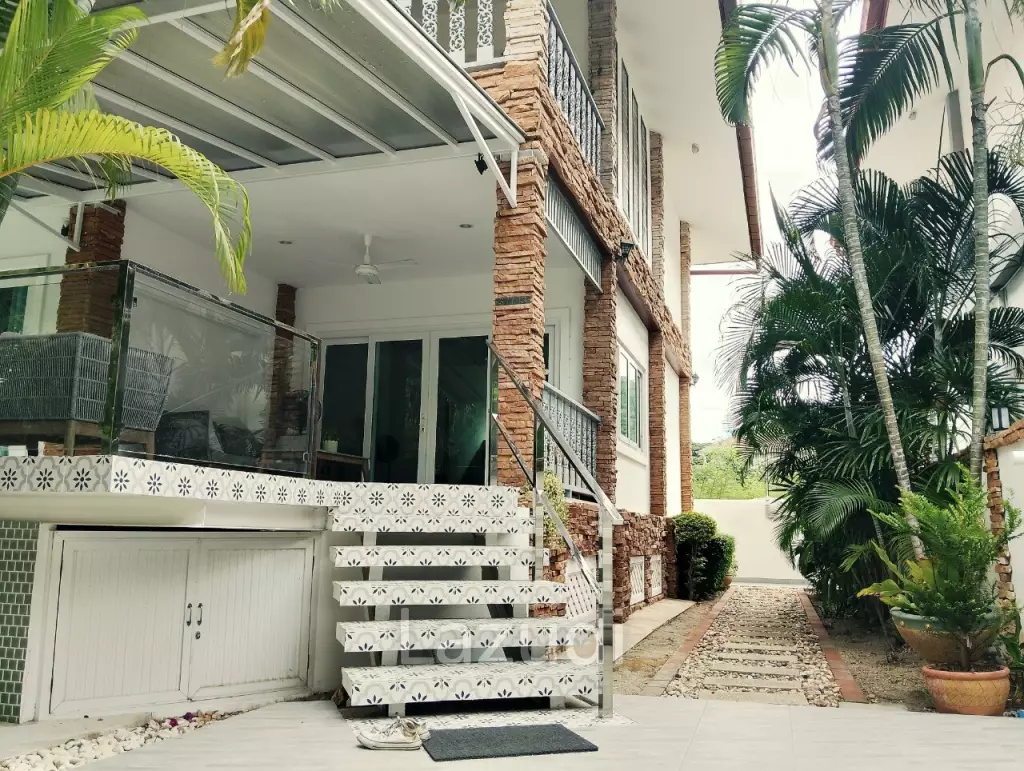 Elegant Pool Villa:  4 bedrooms villa on Soi 88