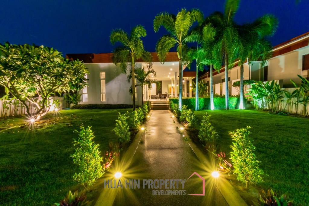 Black Lotus 4 Bedroom Pool Villa with Guesthouse