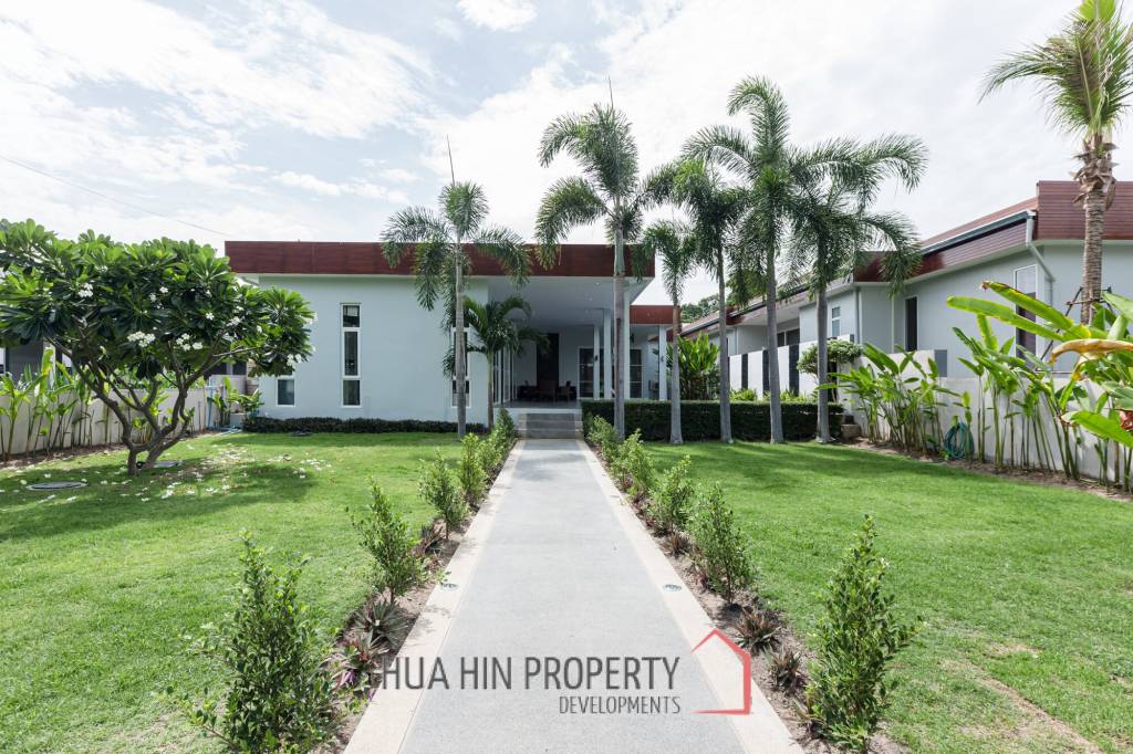 Black Lotus 4 Bedroom Pool Villa with Guesthouse