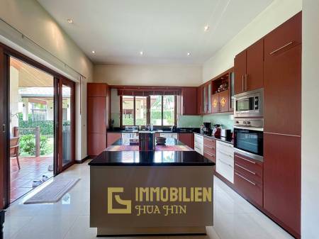 White Lotus 2 : 5 Bedroom, Balinese Style, Luxury Pool Villa close to Hua Hin Town