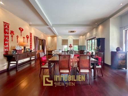 White Lotus 2 : 5 Bedroom, Balinese Style, Luxury Pool Villa close to Hua Hin Town