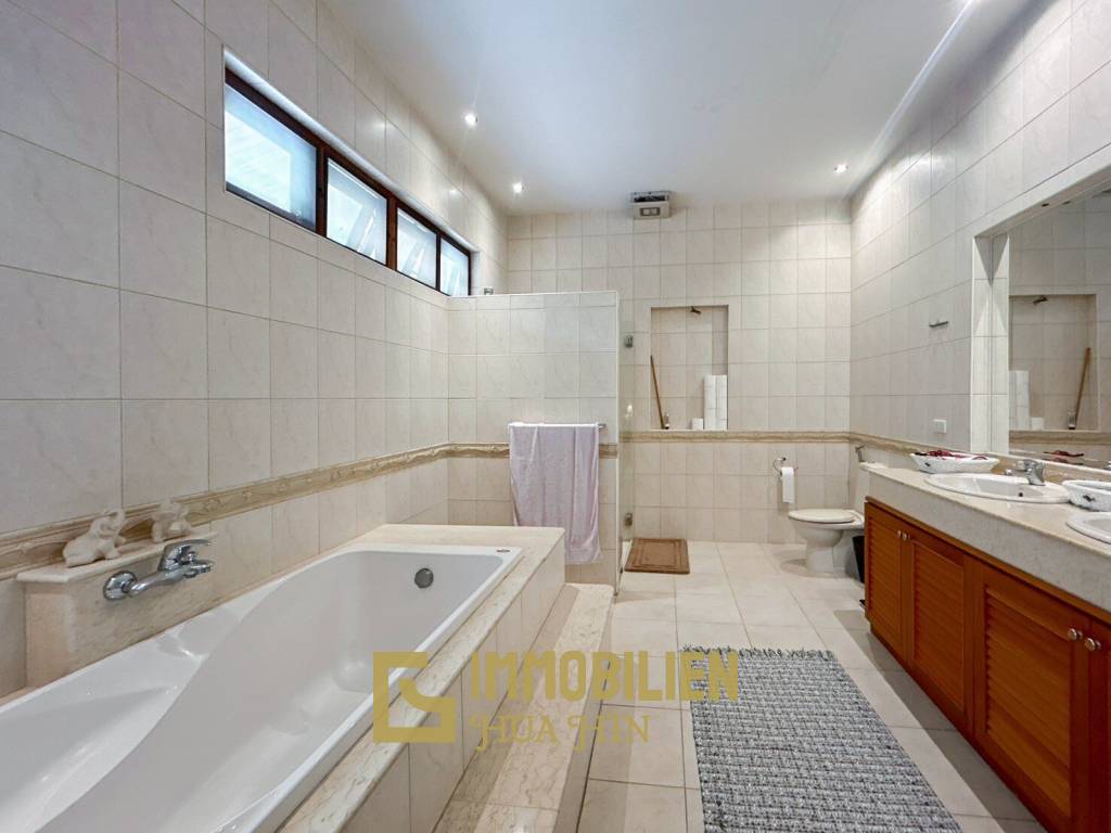 1,736 metro cuadrado 5 ` 5 Baño Villa de Venta