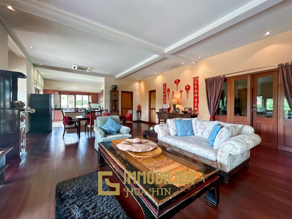 White Lotus 2 : 5 Bedroom, Balinese Style, Luxury Pool Villa close to Hua Hin Town