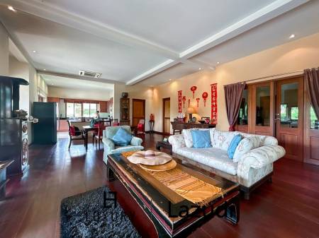 White Lotus 2 : 5 Bedroom, Balinese Style, Luxury Pool Villa close to Hua Hin Town