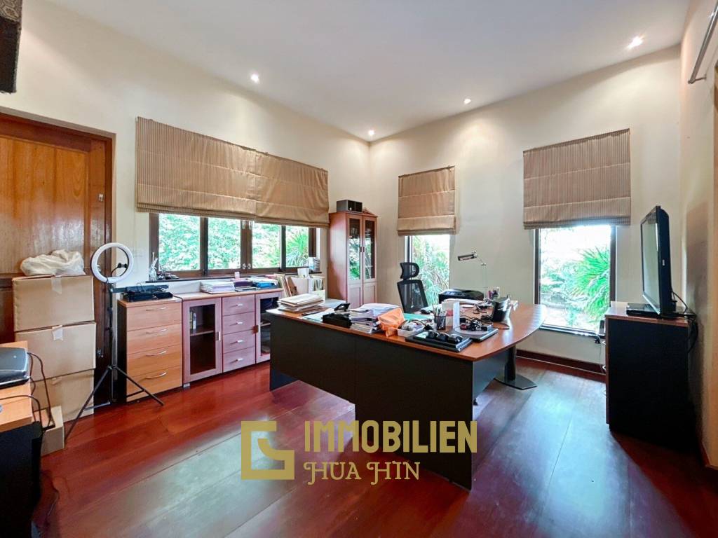 White Lotus 2 : 5 Bedroom, Balinese Style, Luxury Pool Villa close to Hua Hin Town