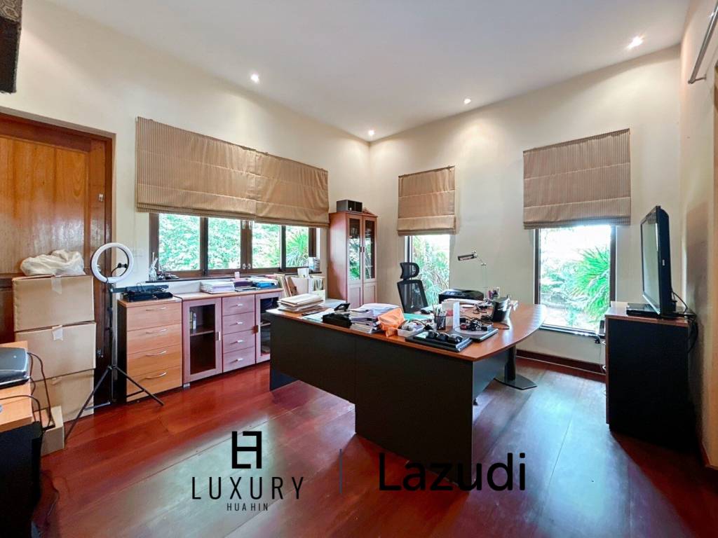 White Lotus 2 : 5 Bedroom, Balinese Style, Luxury Pool Villa close to Hua Hin Town