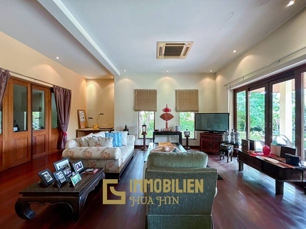 White Lotus 2 : 5 Bedroom, Balinese Style, Luxury Pool Villa close to Hua Hin Town