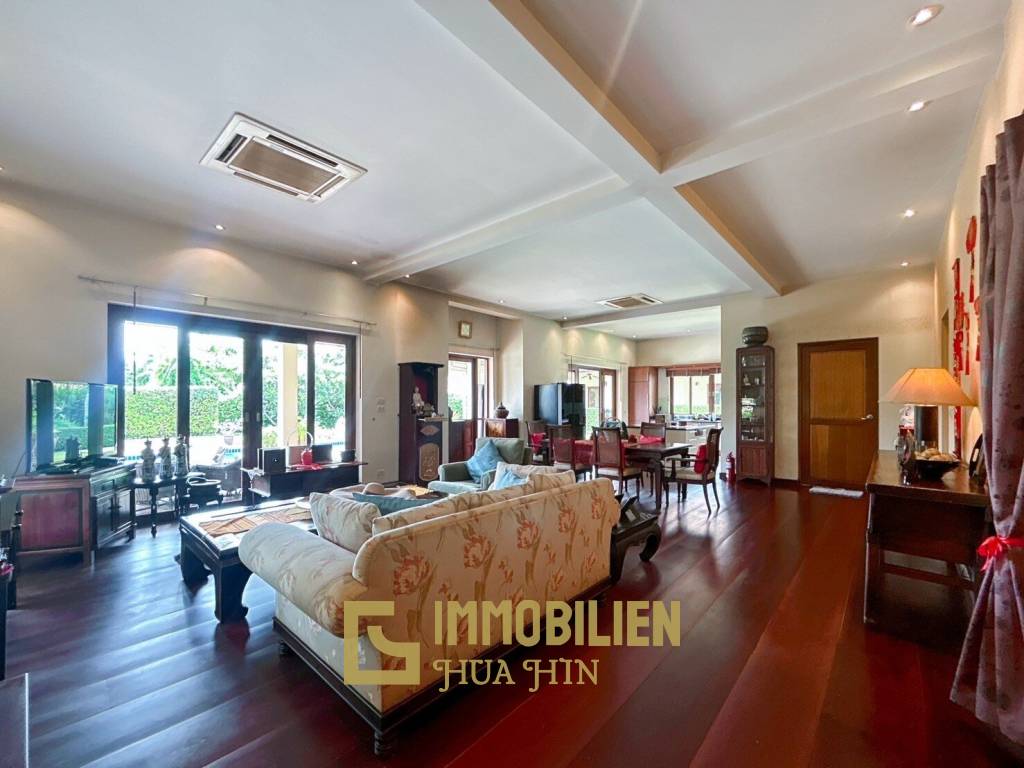 White Lotus 2 : 5 Bedroom, Balinese Style, Luxury Pool Villa close to Hua Hin Town