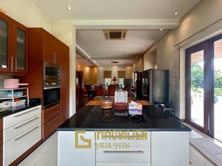 White Lotus 2 : 5 Bedroom, Balinese Style, Luxury Pool Villa close to Hua Hin Town