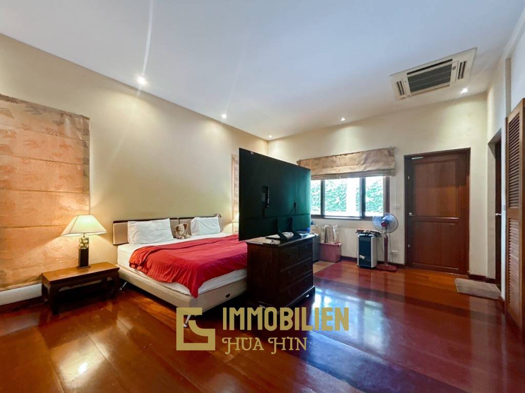 White Lotus 2 : 5 Bedroom, Balinese Style, Luxury Pool Villa close to Hua Hin Town