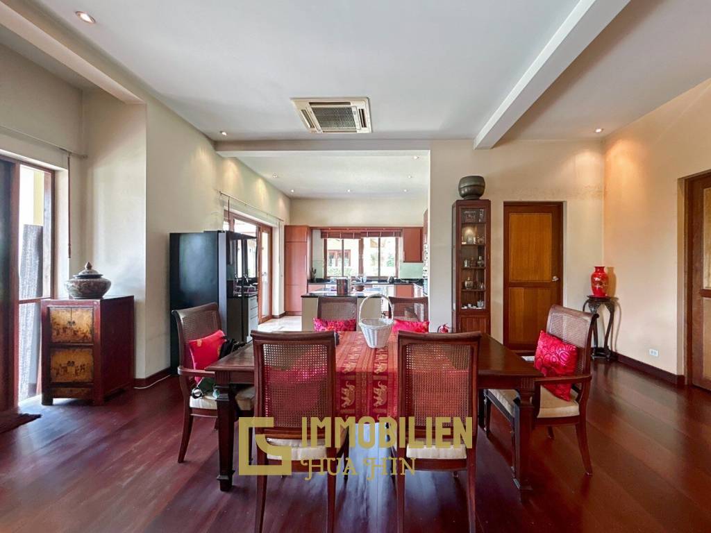 White Lotus 2 : 5 Bedroom, Balinese Style, Luxury Pool Villa close to Hua Hin Town