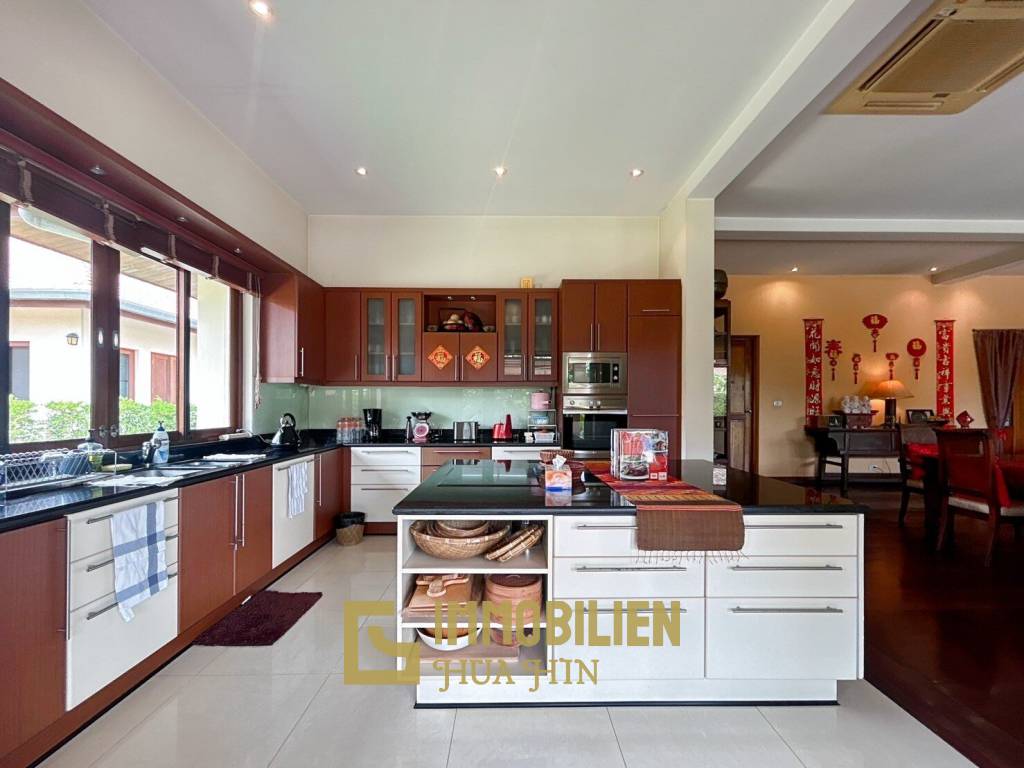 White Lotus 2 : 5 Bedroom, Balinese Style, Luxury Pool Villa close to Hua Hin Town