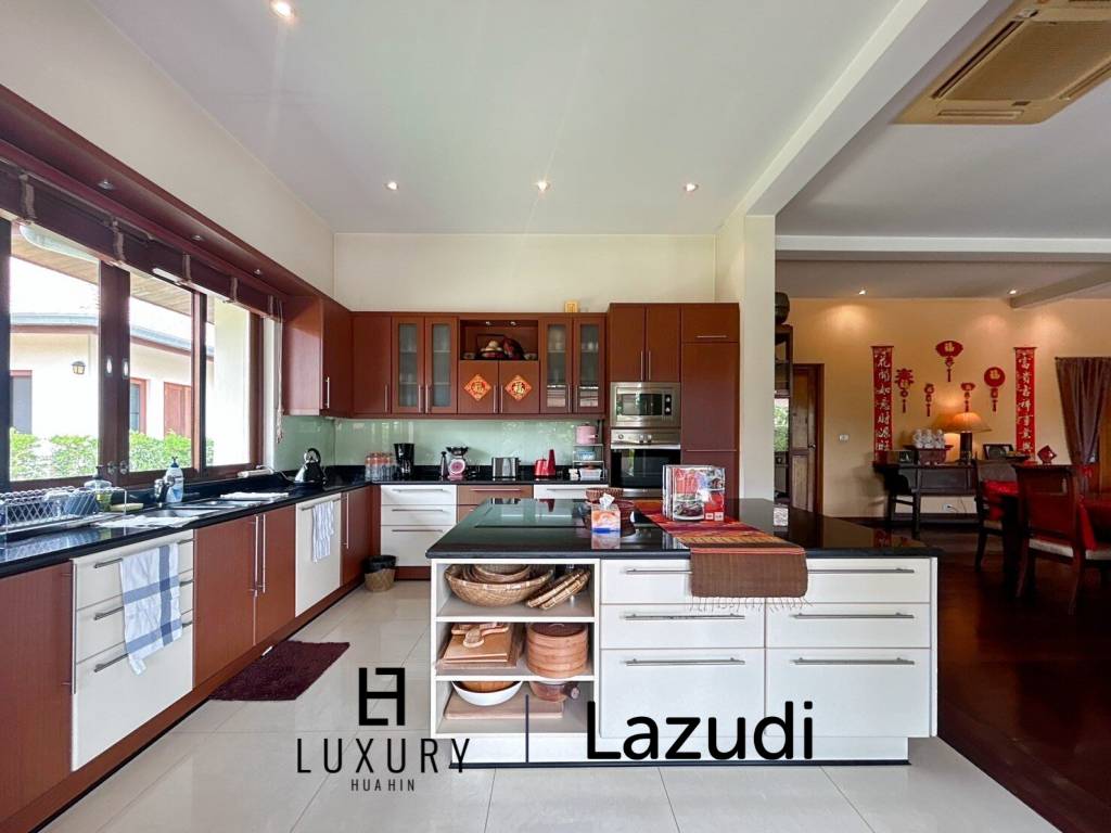 White Lotus 2 : 5 Bedroom, Balinese Style, Luxury Pool Villa close to Hua Hin Town