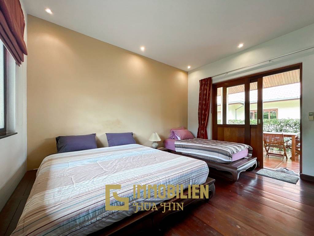 White Lotus 2 : 5 Bedroom, Balinese Style, Luxury Pool Villa close to Hua Hin Town