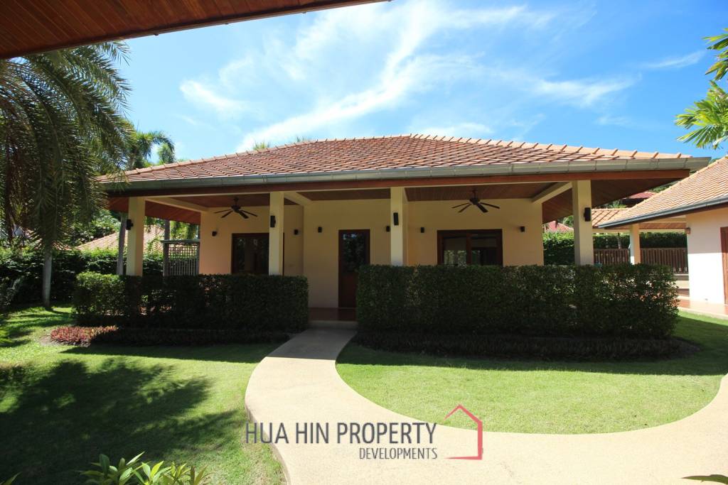 White Lotus 2 : 5 Bedroom, Balinese Style, Luxury Pool Villa close to Hua Hin Town