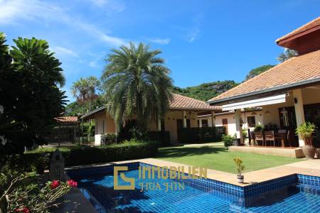 White Lotus 2 : 5 Bedroom, Balinese Style, Luxury Pool Villa close to Hua Hin Town