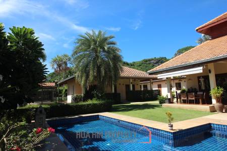 White Lotus 2 : 5 Bedroom, Balinese Style, Luxury Pool Villa close to Hua Hin Town