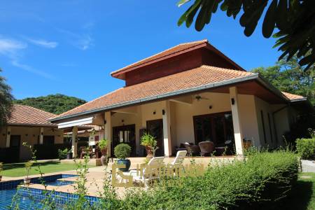 White Lotus 2 : 5 Bedroom, Balinese Style, Luxury Pool Villa close to Hua Hin Town