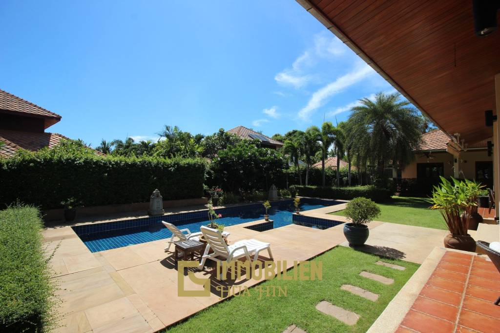 White Lotus 2 : 5 Bedroom, Balinese Style, Luxury Pool Villa close to Hua Hin Town